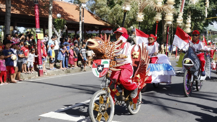 Dari Panjat Pinang hingga Karnaval, Agustusan Bikin Kampung Bergemuruh