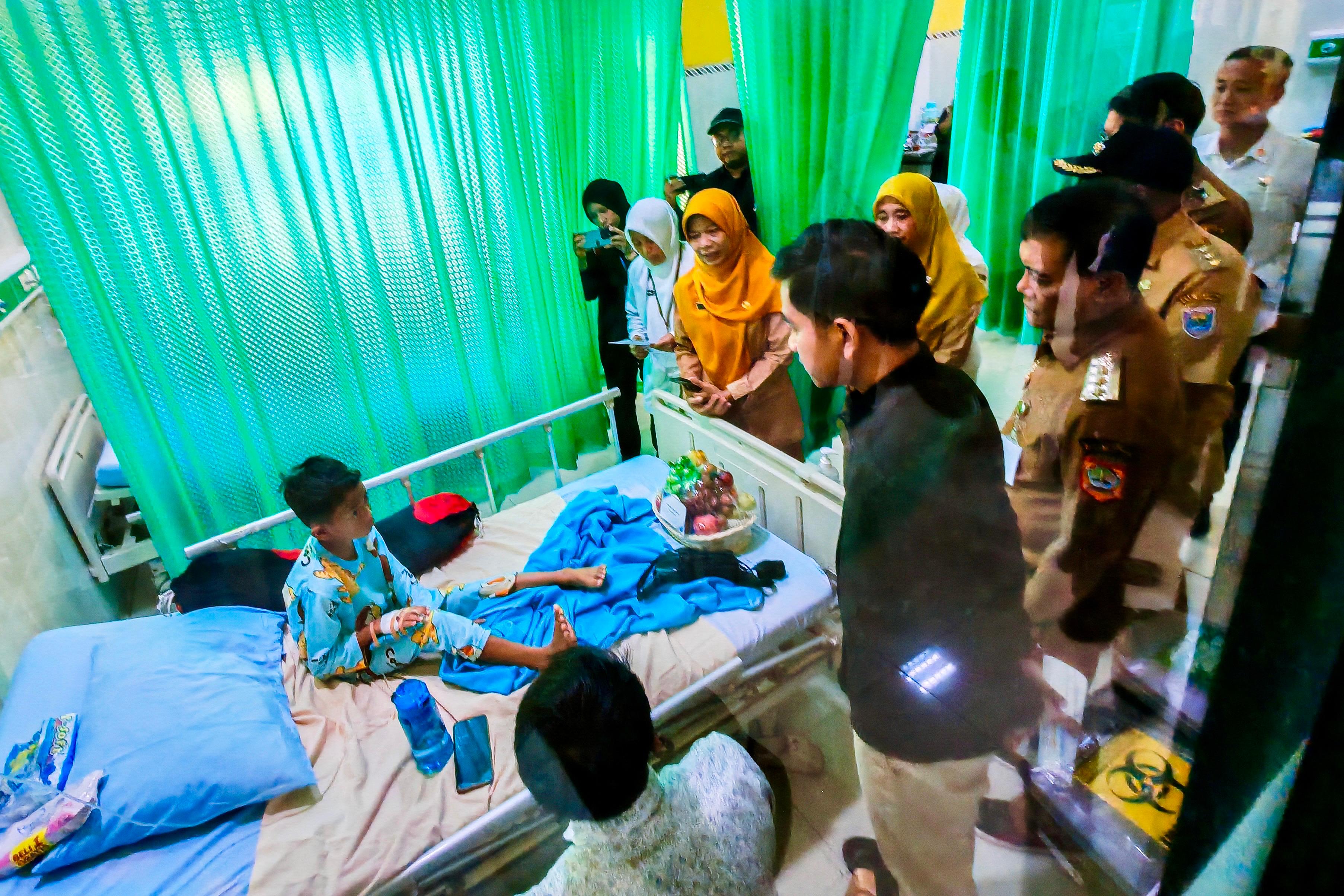 Gibran dan Ahmad Luthfi Turun Langsung Cek Pasien, Dugaan Keracunan MBG di Batang Tembus 700 Orang