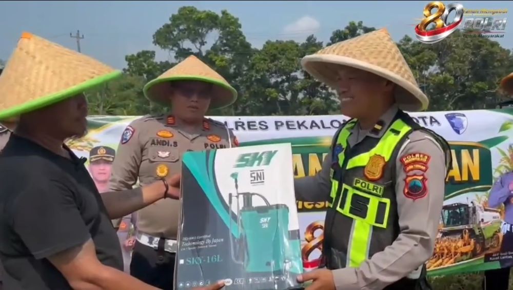 Sambut Hari Bhayangkara ke-80, Petani Jagung di Pekalongan Dapat Bantuan Alat Semprot dari Polri