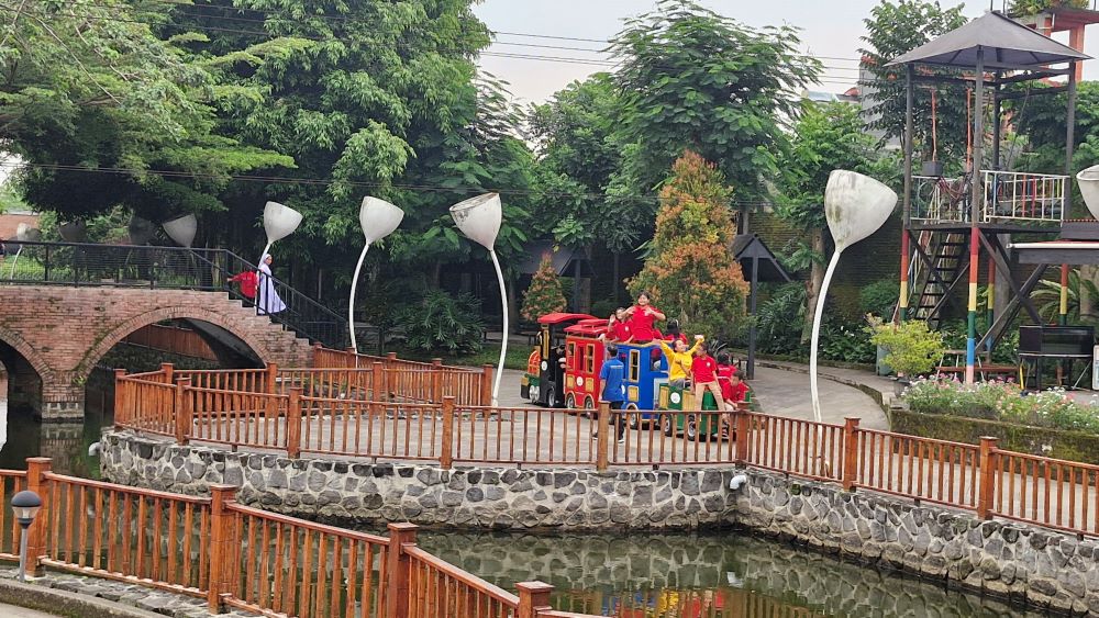 The Village Bertransformasi Jadi Wisata Edukasi, Atraksi Burung Makao Bersepeda Jadi Daya Tarik