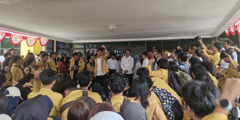 Mahasiswa Unsoed Geruduk Rektorat, Adu Argumen dengan Plt Rektor di Tengah Penggeledahan KPK