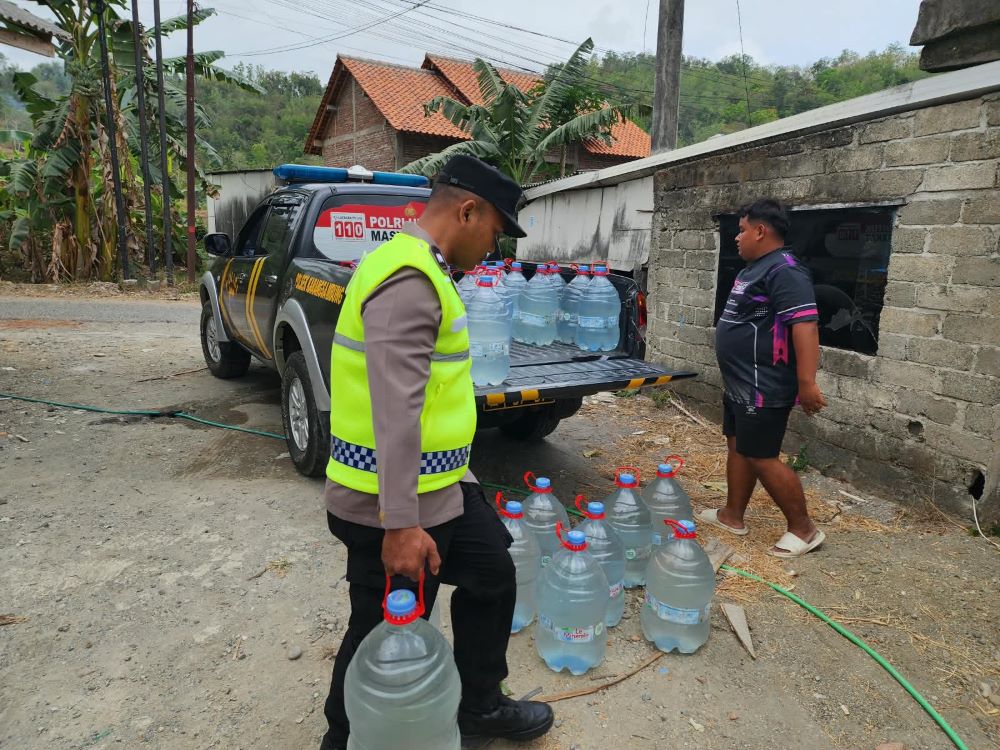 Polsek Karangsambung Salurkan Air Bersih untuk 200 Warga