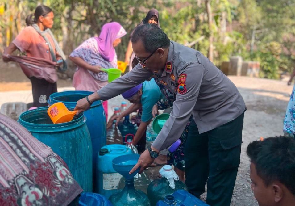 Kemarau di Kebumen, Polres Salurkan 15 Ribu Liter Air Bersih Untuk 3 Desa di Karangsambung