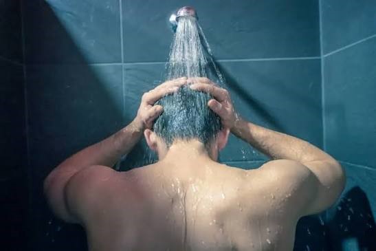 Mandi Setelah Makan Bisa Ganggu Kesehatan? Ini Penjelasan Medisnya