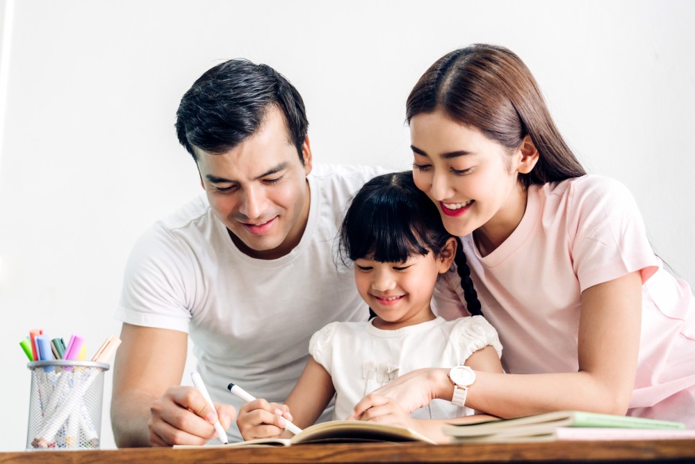 Anak Pertama Mirip Siapa? Konon, Wajahnya Bisa Bongkar Siapa yang Jatuh Cinta Duluan