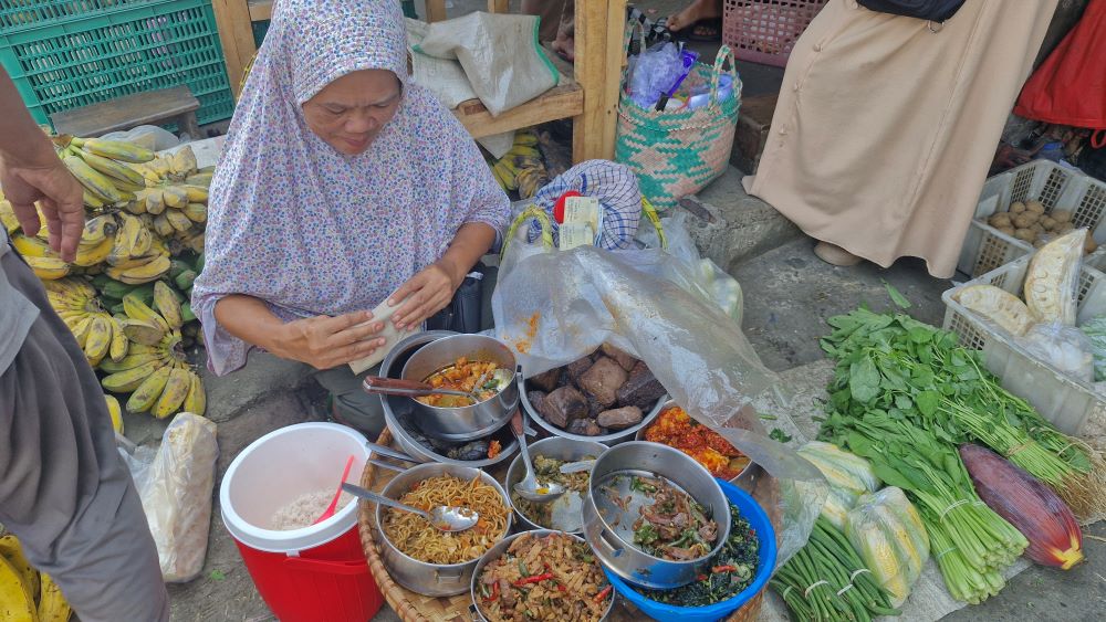Nasi Rames Bu Liyah di Pasar Cerme, Rp5 Ribu Sudah Dapat 3 Oseng