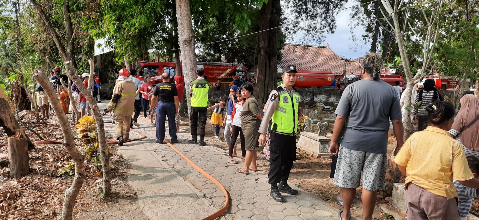 Tumpukan Daun Kering Terbakar di Dekat Makam Singapatra, Kebumen