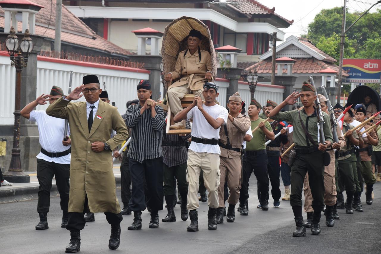 Kirab Tandu Soedirman Warnai HUT TNI di Purwokerto, Ini Pesan Bupati Sadewo untuk Pelajar