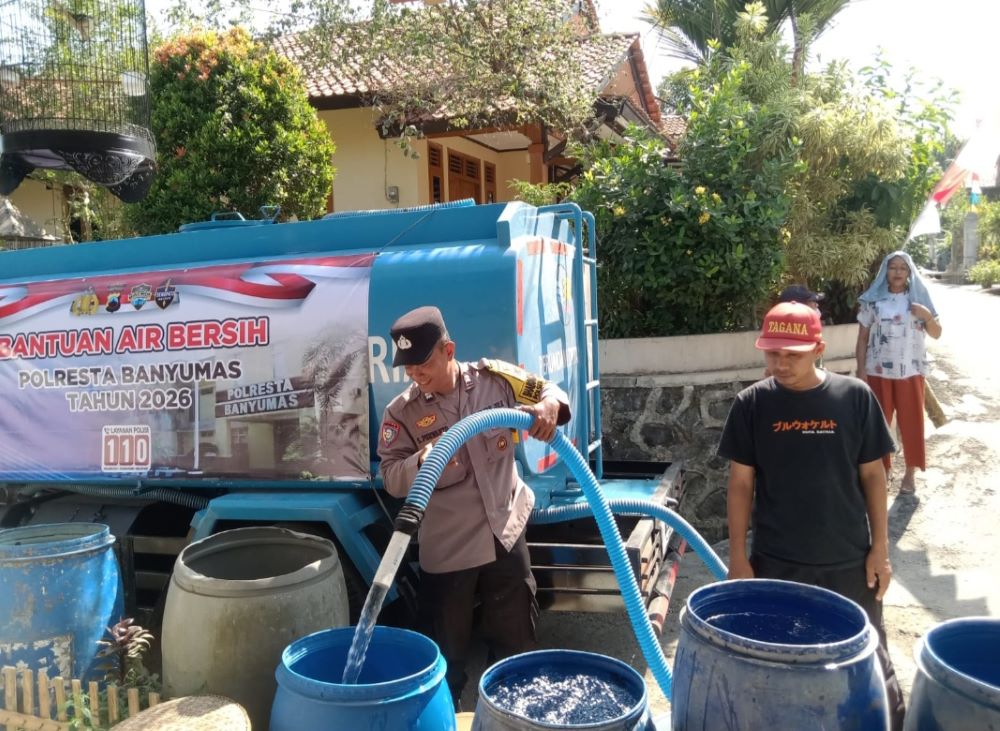 Warga Gumelar Krisis Air Bersih, Polresta Banyumas Turunkan Dua Mobil Tangki