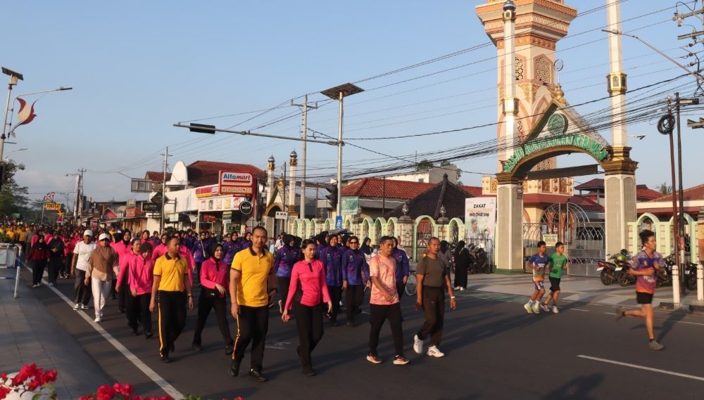 HUT Bhayangkara ke-80, Polres Kebumen Ajak Warga Olahraga Bersama di Car Free Day