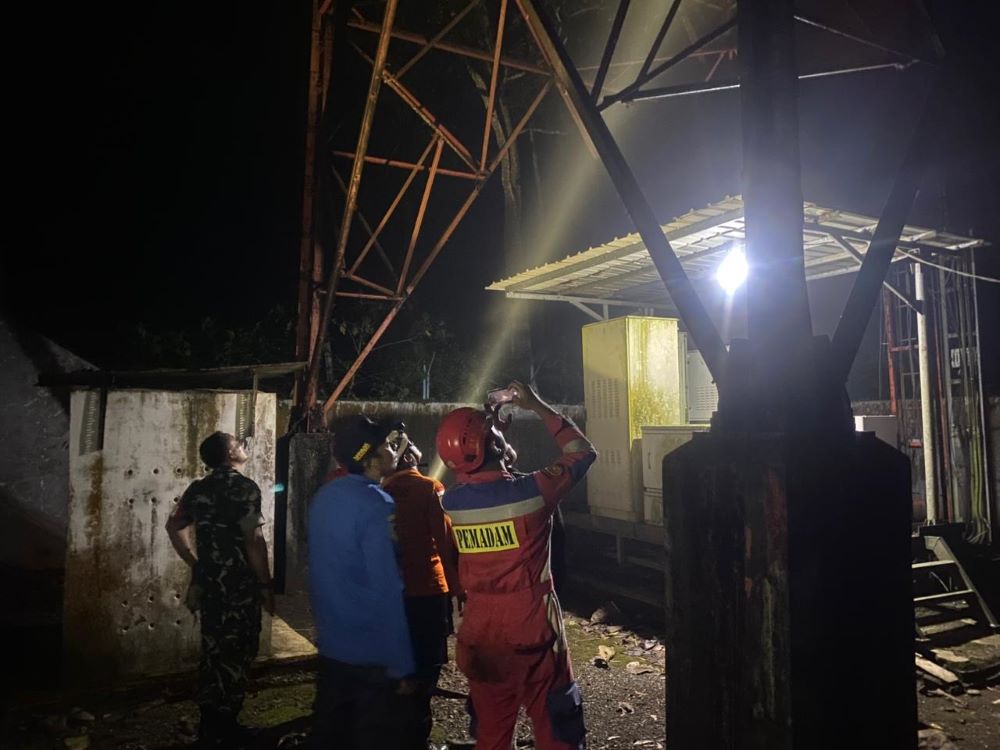 Penyelamatan Dramatis Gagalkan Upaya Bunuh Diri Pemuda di Tower 70 Meter Patikraja