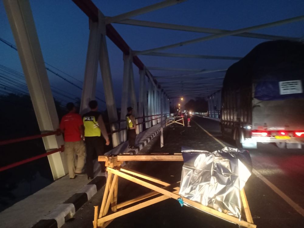 Truk Pengangkut Excavator Tabrak Rangka Jembatan Serayu Banyumas