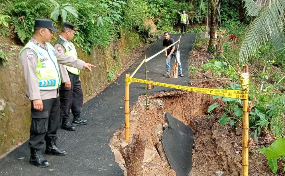 Hujan Deras, Jalan Desa di Buayan Ambles, Warga Diminta Waspada
