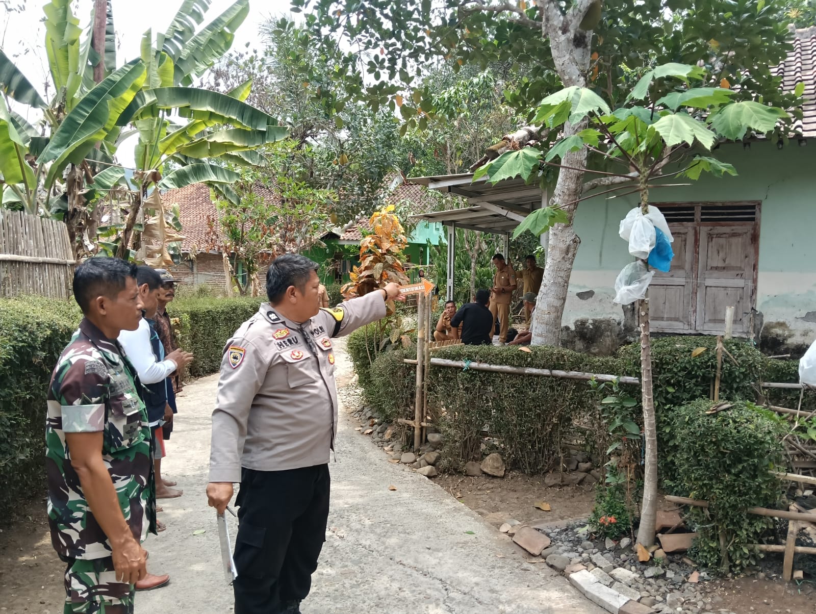 Penjual Sayur Dibacok di Sempor Kebumen, Polisi dan Warga Evakuasi Terduga Pelaku
