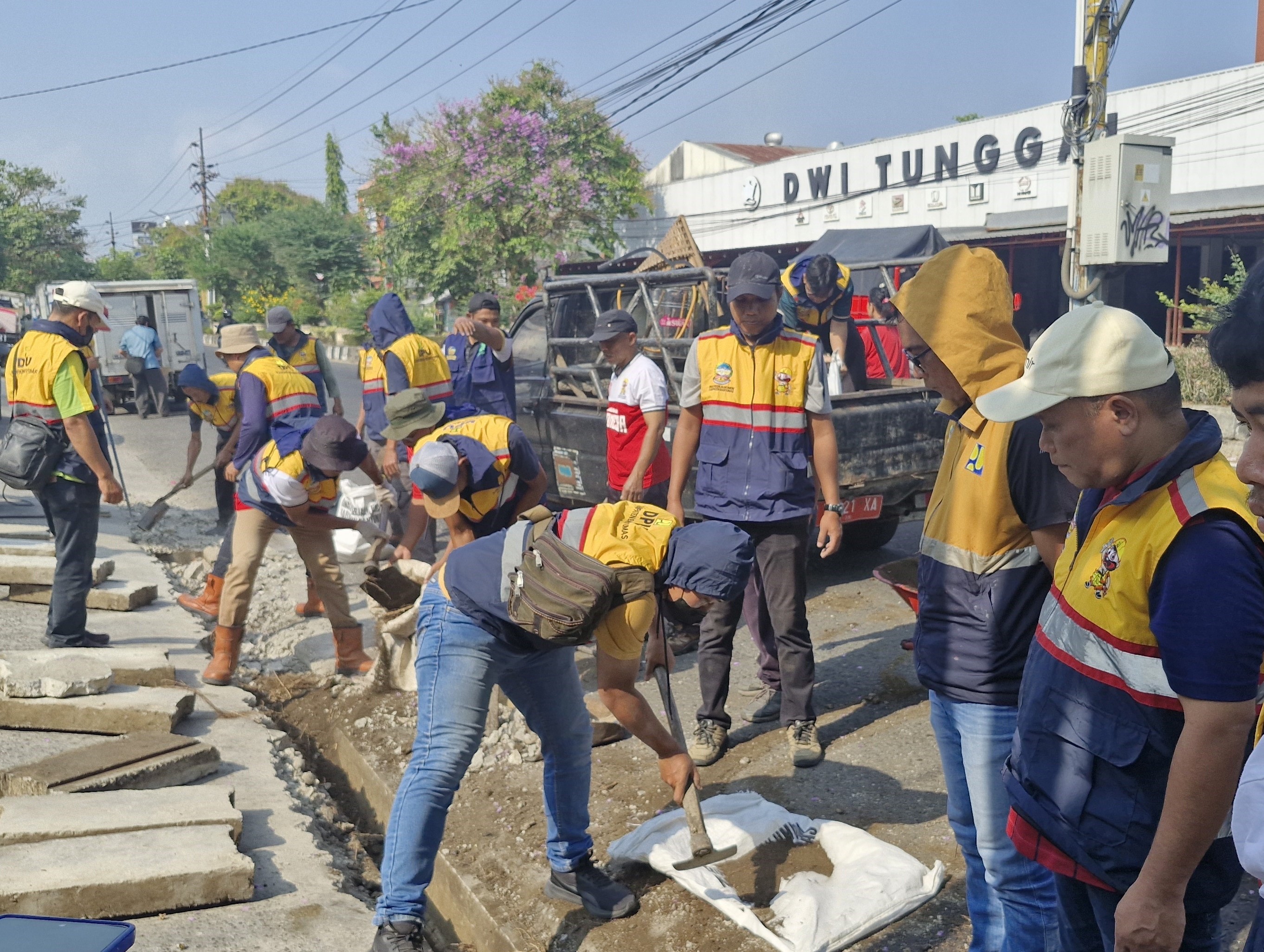 DPU Banyumas Gelar Kerja Bakti Bersihkan Drainase Jalan S. Parman demi Cegah Genangan