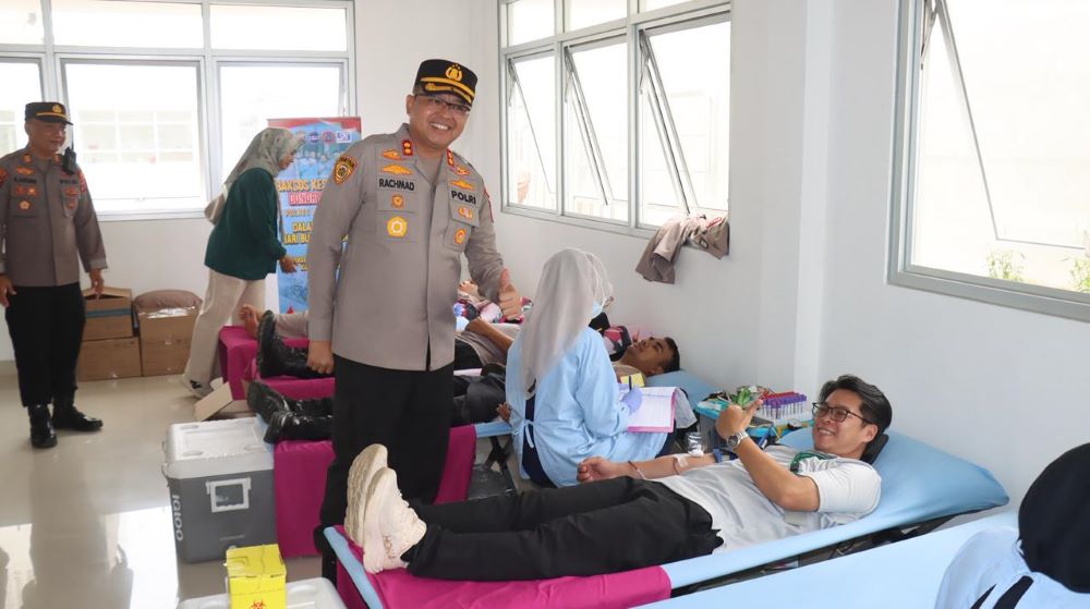 Aksi Sosial Jelang May Day, 130 Buruh dan Polres Pekalongan Kompak Donor Darah  Lead: