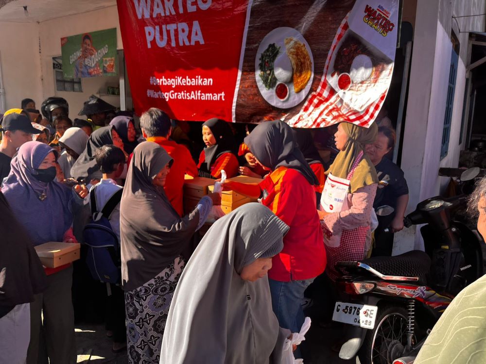 Warga Cilacap Antusias Sambut Warteg Gratis Alfamart, Berbagi Buka Puasa Sekaligus Berdayakan UMKM