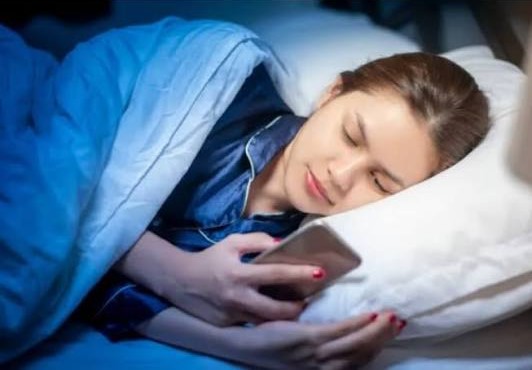 Bahaya Main HP Sebelum Tidur, Kebiasaan Sepele yang Bisa Bikin Tubuh Lelah saat Bangun
