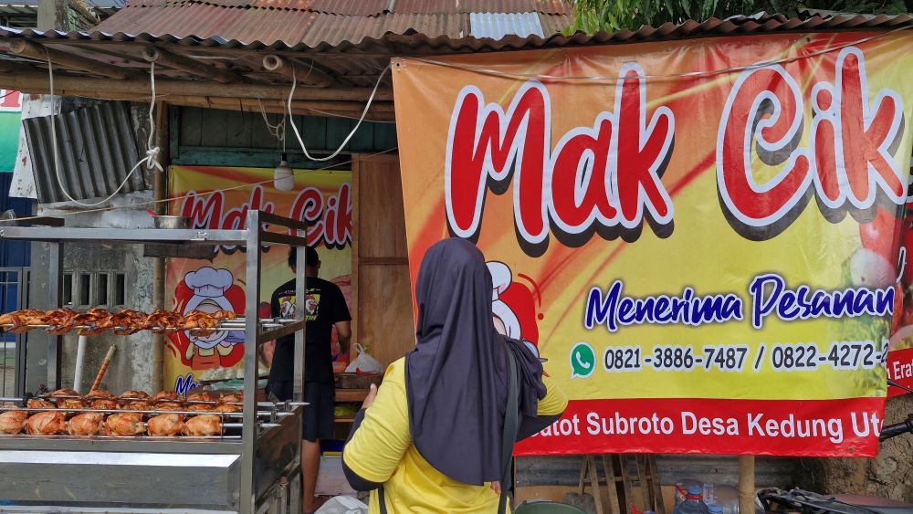 Strategi Live di Media Sosial Bikin Ayam Bakar Mak Cik Laris Manis di Banyumas